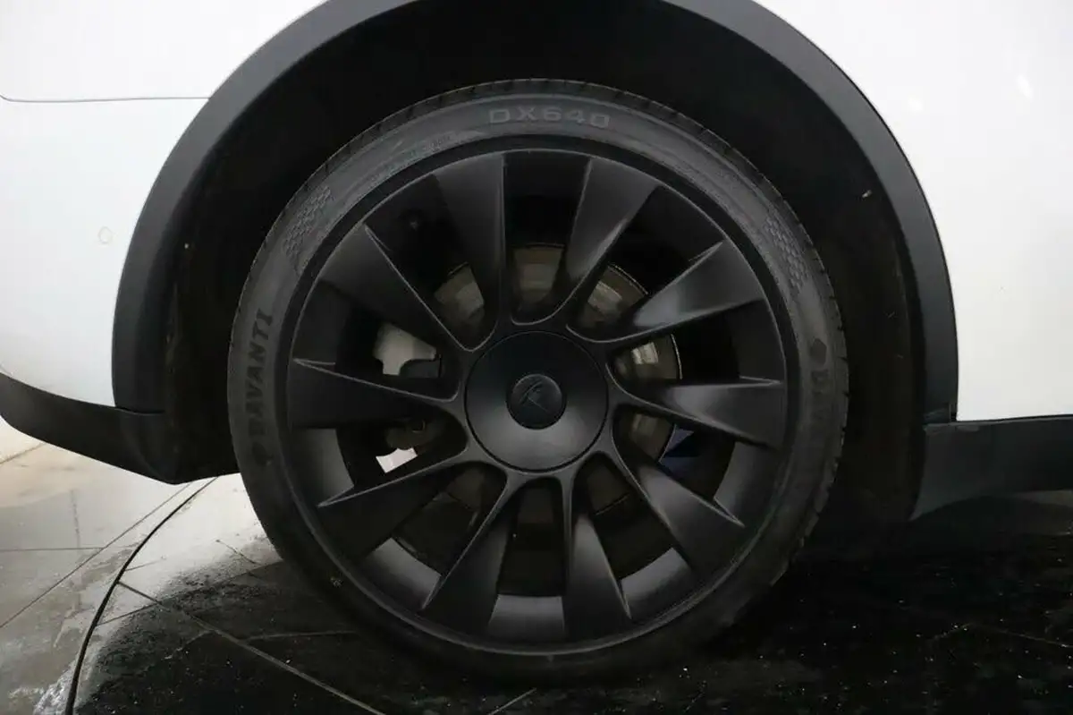 2022-tesla-model-y-e-long-range-big-31