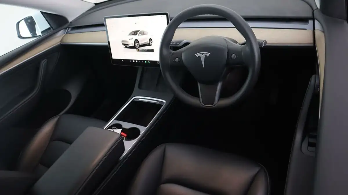 2022-tesla-model-y-e-long-range-big-8