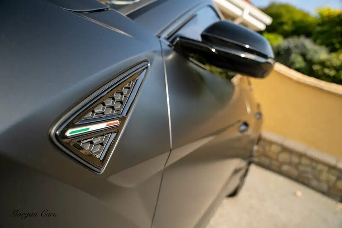 2022-lamborghini-urus-40-no-trim-big-29
