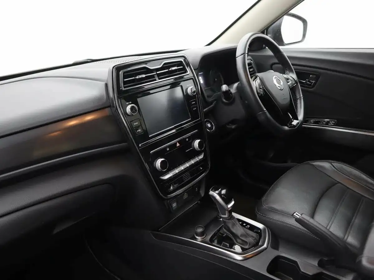 2022-kgm-ssangyong-tivoli-15-ultimate-auto-big-12