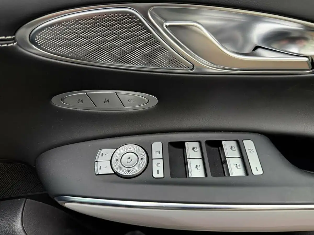 2023-genesis-gv70-e-sport-line-big-10