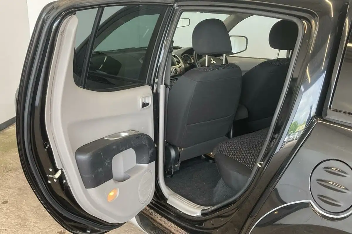 2013-mitsubishi-l200-25td-trojan-big-14