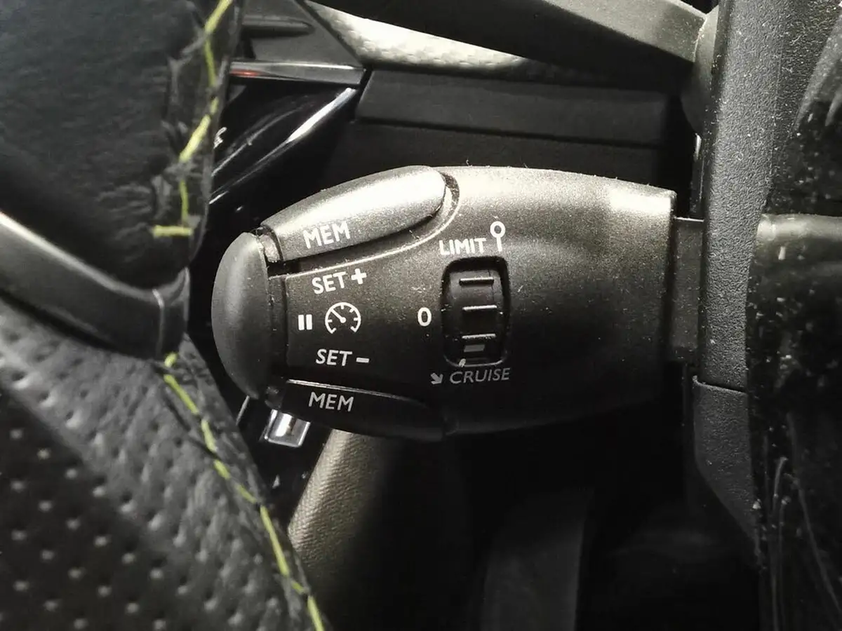 2022-peugeot-2008-suv-12-puretech-gt-big-28