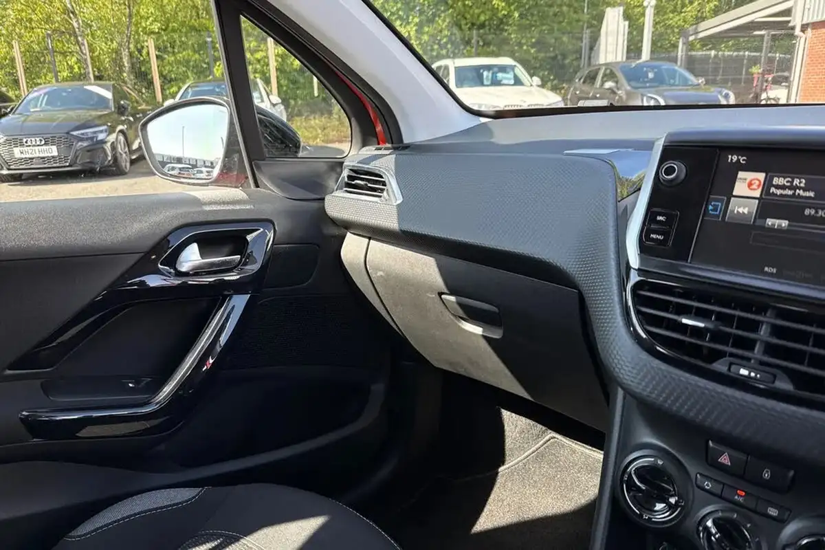 2016-peugeot-208-12-puretech-active-design-menthol-5d-big-35