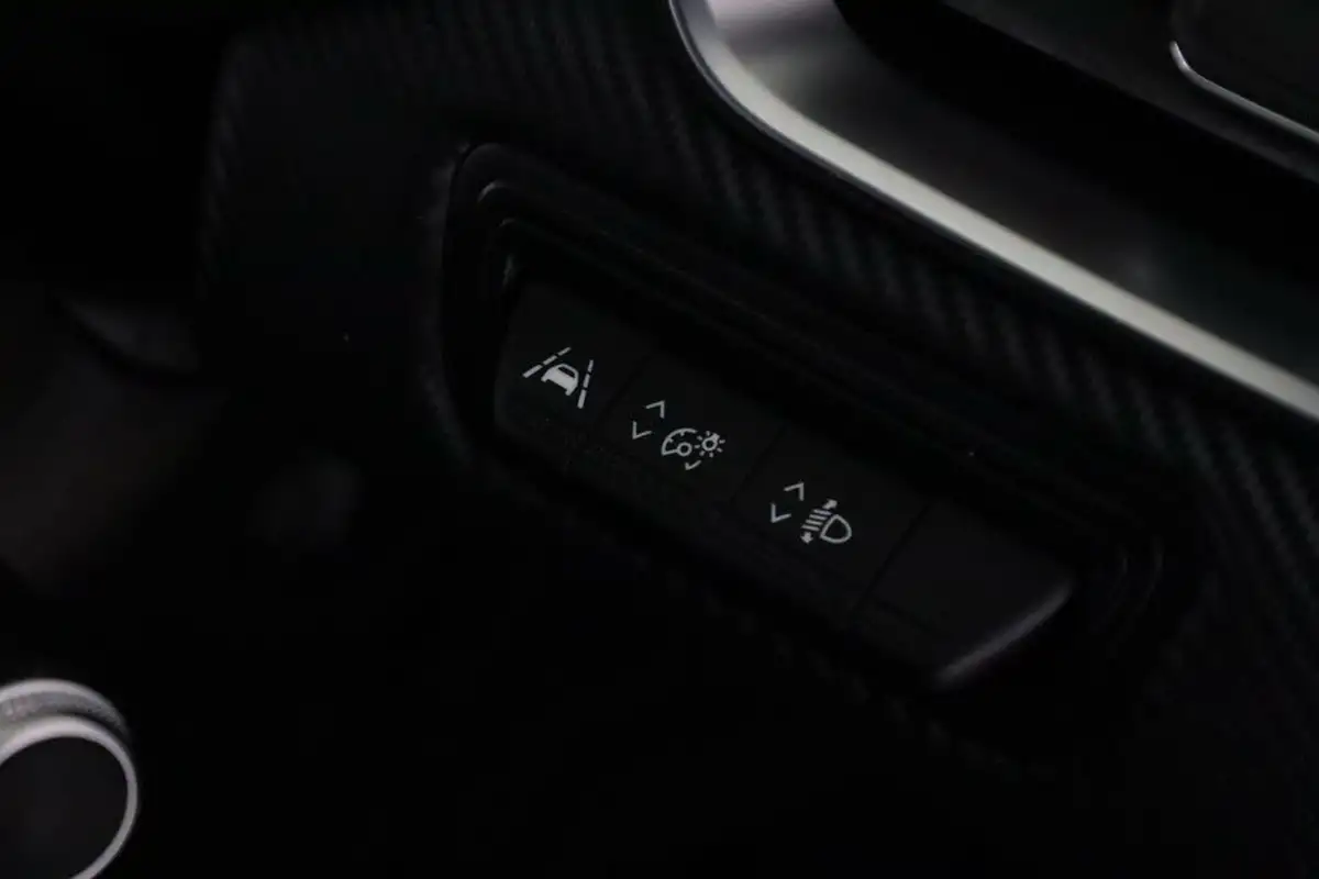 2020-renault-clio-13-tce-rs-line-big-18