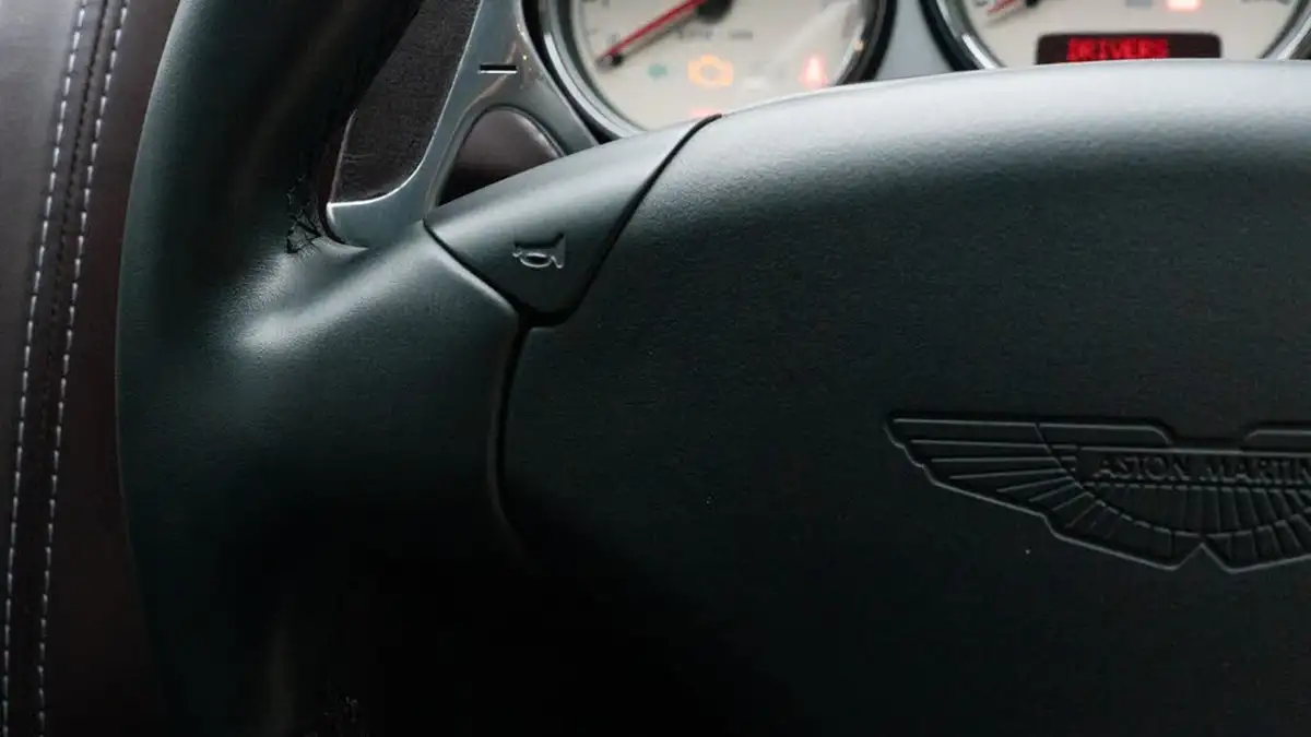 2007-aston-martin-vanquish-59-big-22