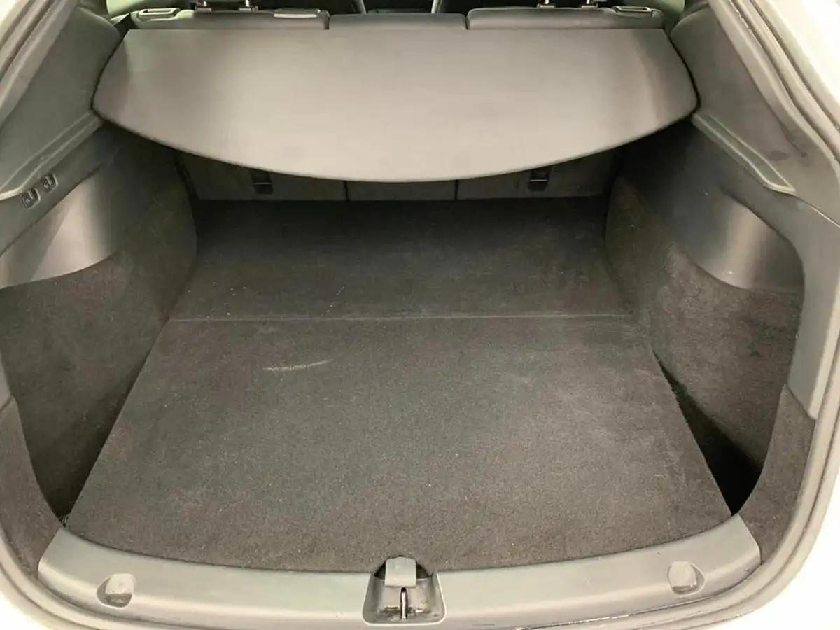 2023-tesla-model-y-e-long-range-big-31