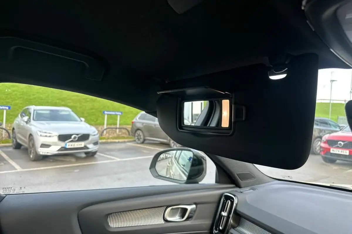 2024-volvo-xc40-20-b3-plus-big-39