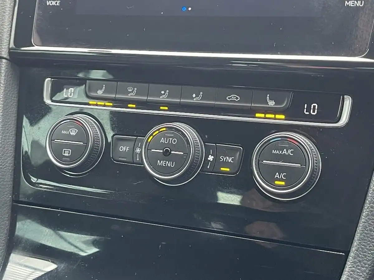 2018-volkswagen-golf-20-tsi-r-estate-5d-dsg-big-23
