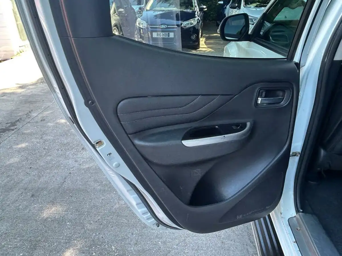2021-mitsubishi-l200-22di-d-barbarian-big-14