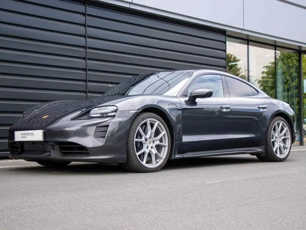 2020-porsche-taycan-e-turbo-s-big-15