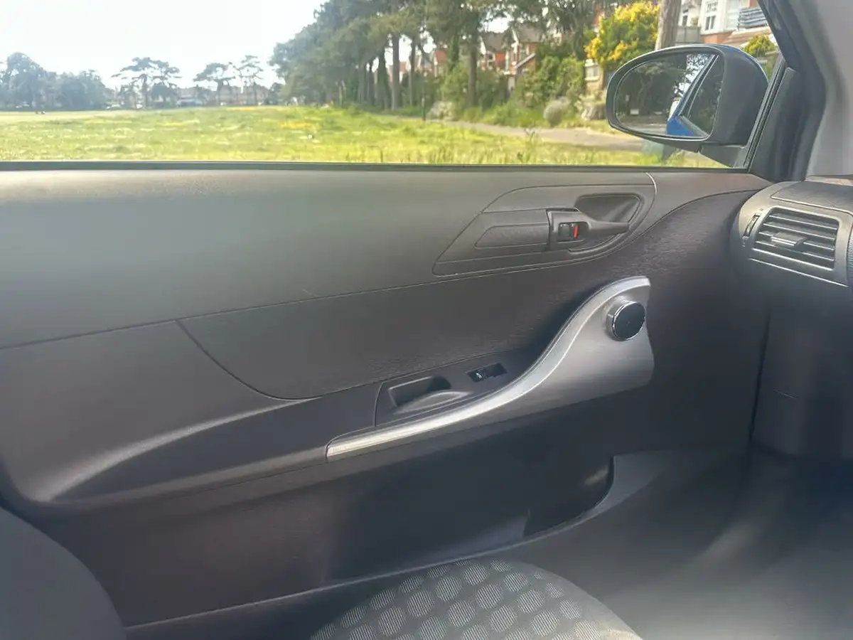 2010-toyota-iq-10-2-big-28