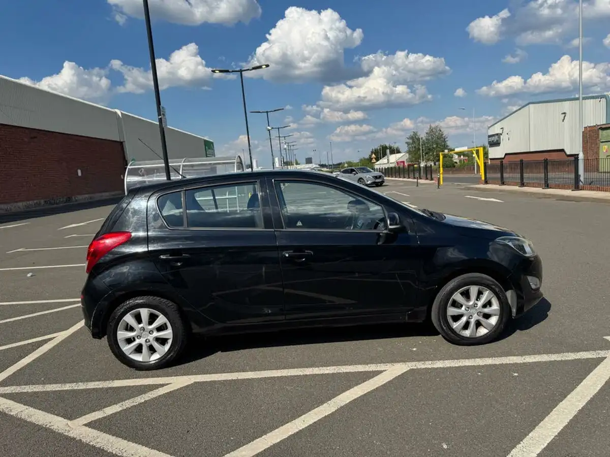 2012-hyundai-i20-12-active-5d-big-11