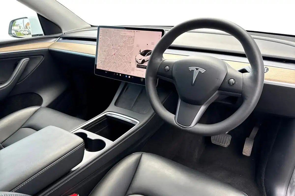 2022-tesla-model-y-e-long-range-big-17