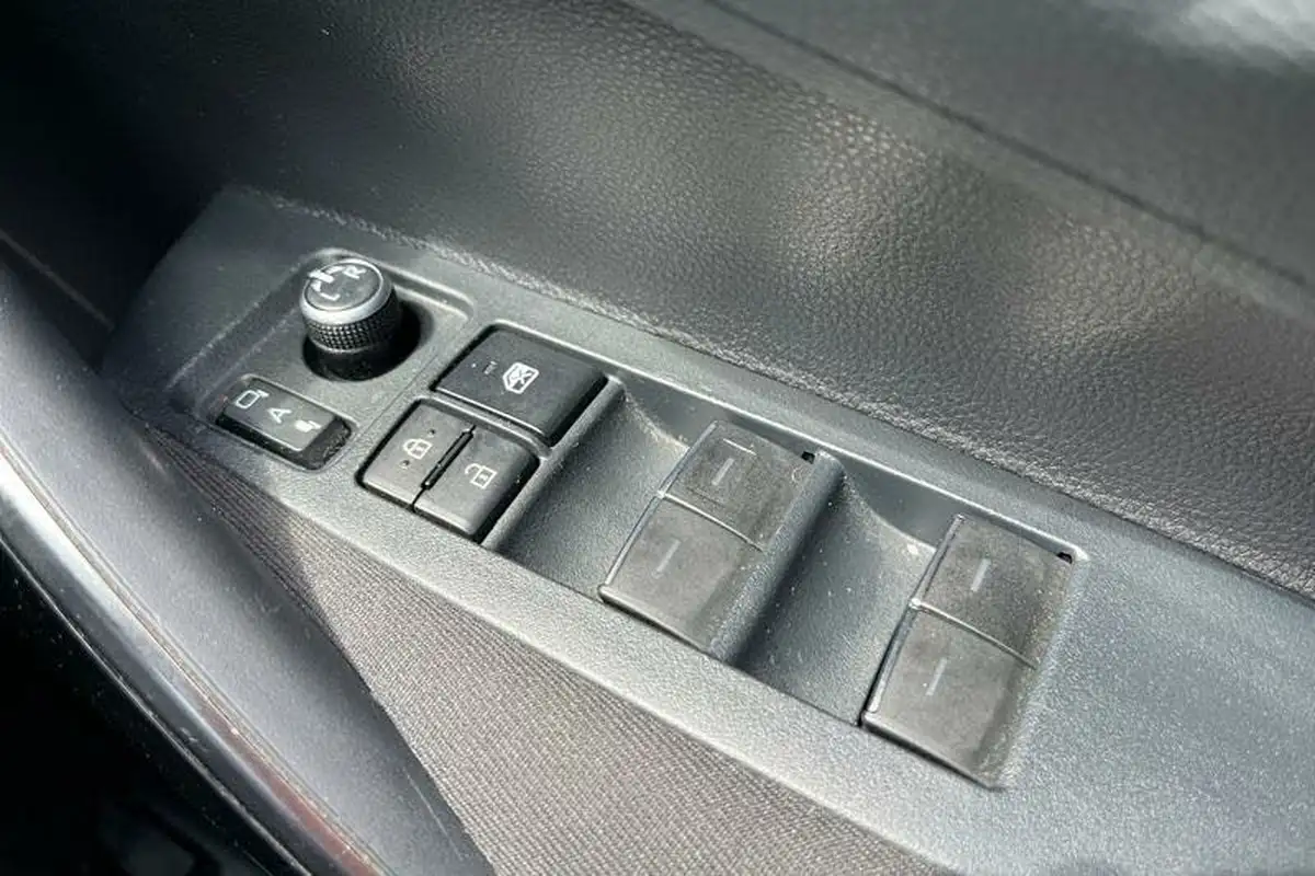 2021-toyota-corolla-18-vvt-i-gr-sport-trk-hatchback-big-15