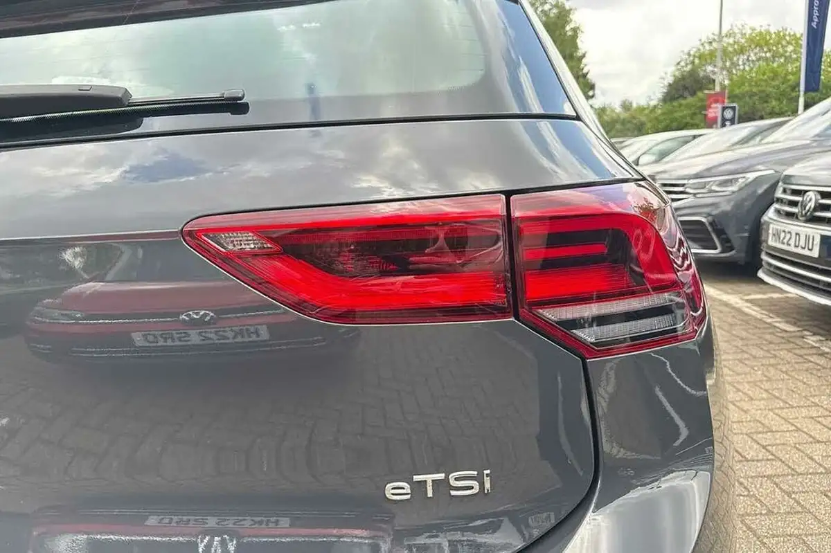 2022-volkswagen-golf-15-etsi-life-150ps-hatchback-big-18