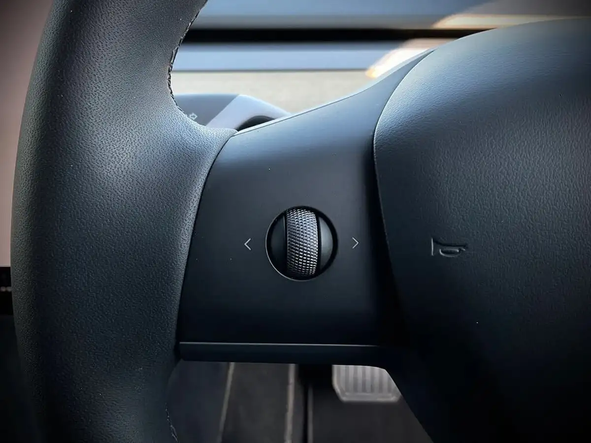 2022-tesla-model-y-e-long-range-big-24