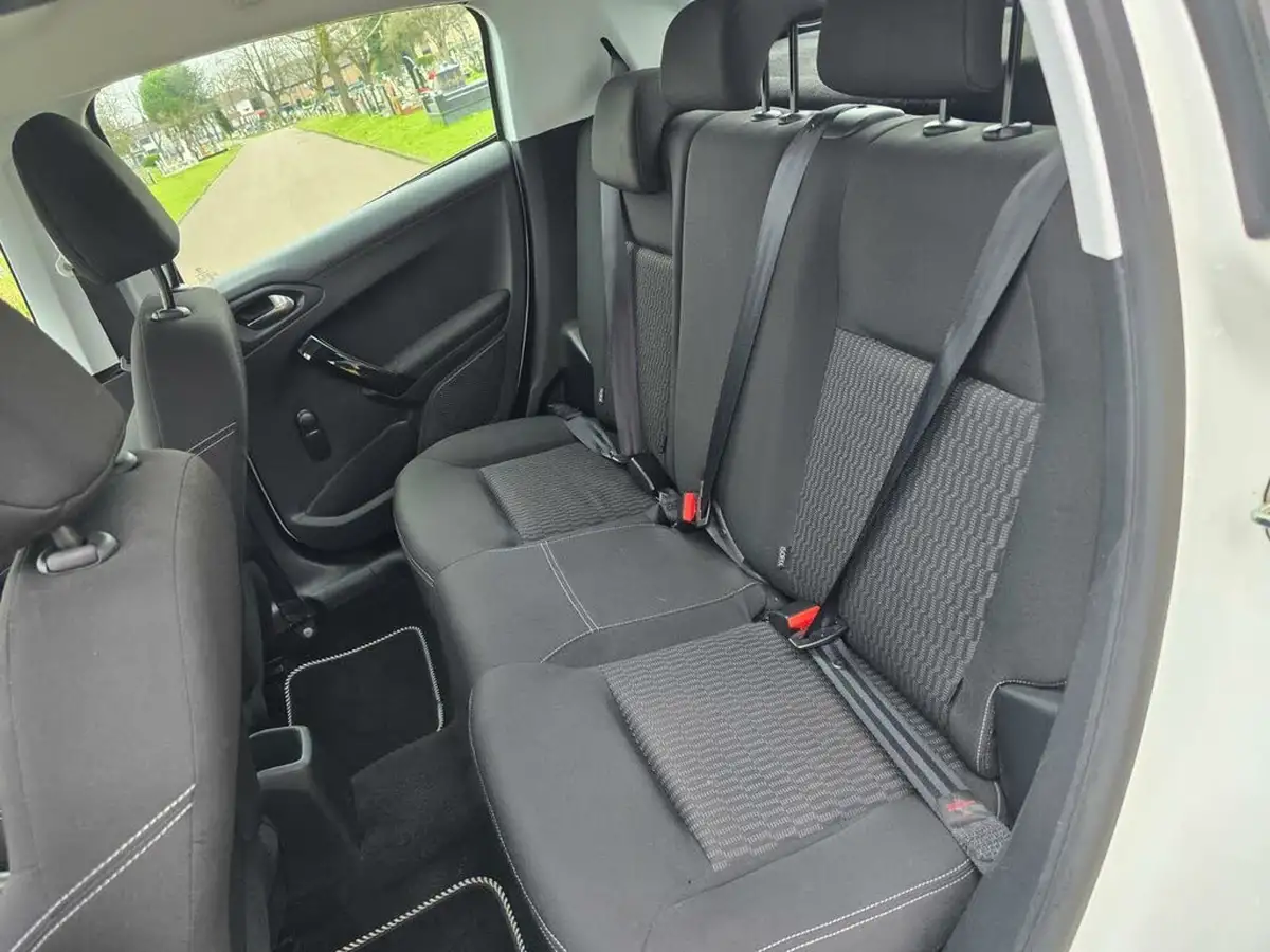 2015-peugeot-208-12-puretech-active-5d-big-27