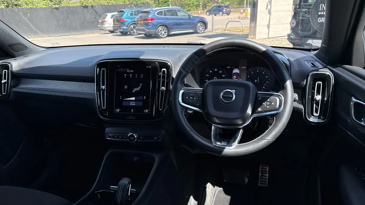 2020-volvo-xc40-20-t4-r-design-awd-big-15