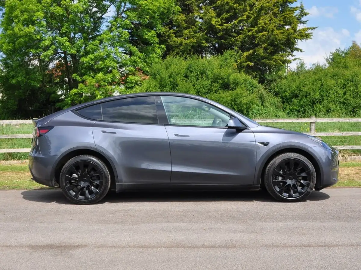 2022-tesla-model-y-e-long-range-big-56