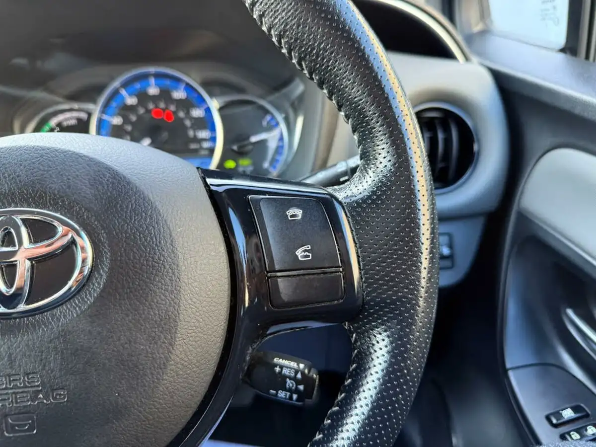 2016-toyota-yaris-15-vvt-i-design-hybrid-big-47