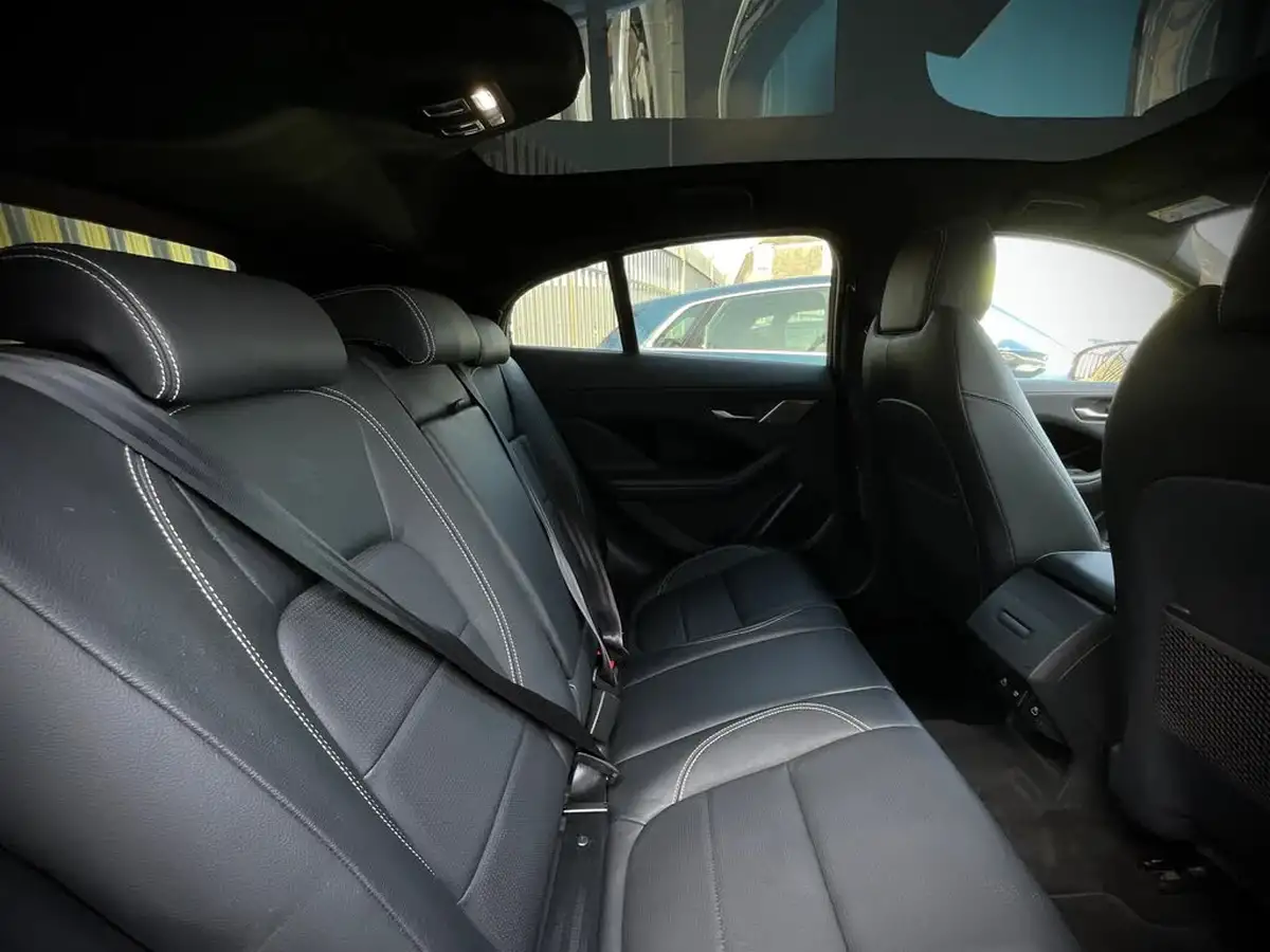 2021-jaguar-i-pace-ev400-black-big-11