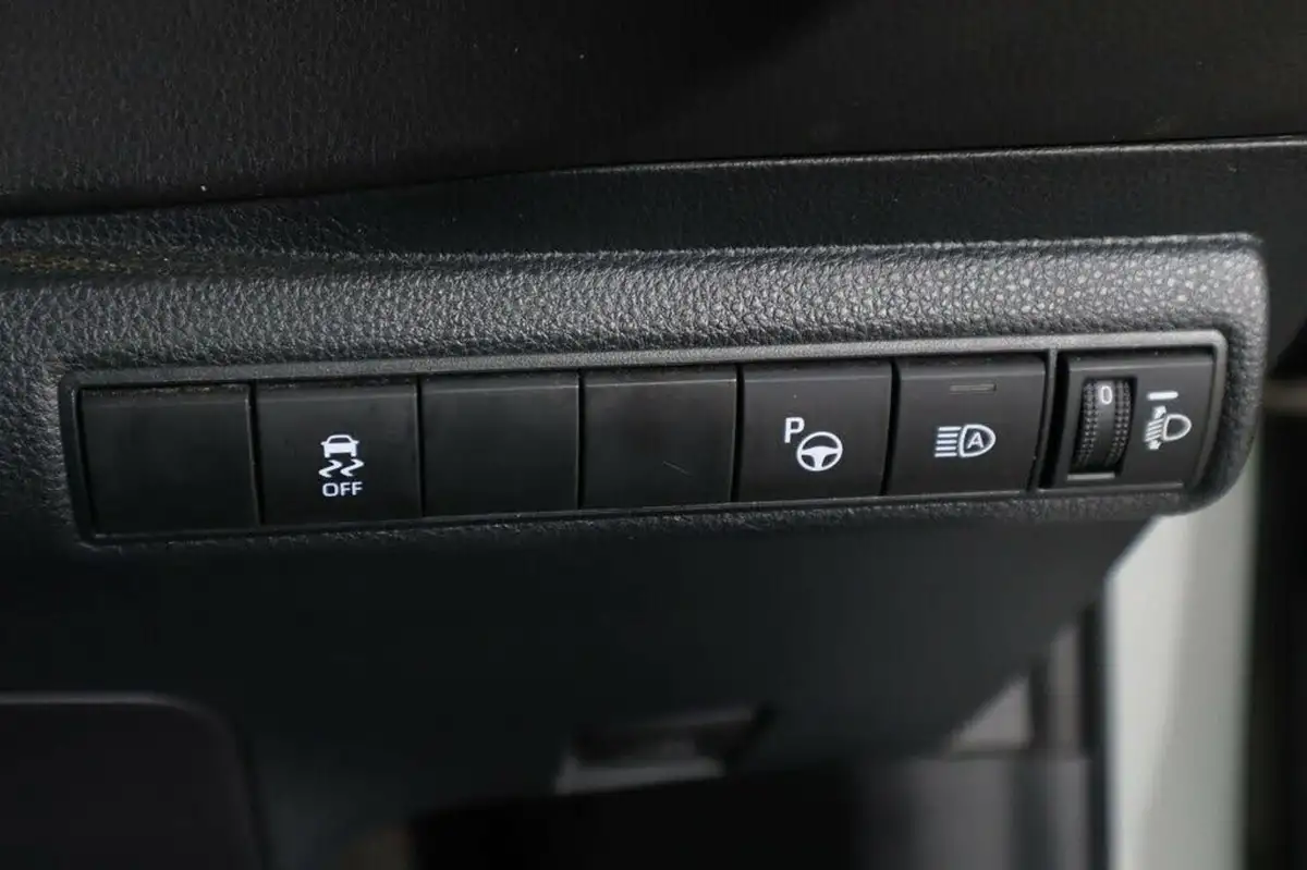 2021-toyota-corolla-18-vvt-i-icon-tech-spare-wheel-touring-sports-5d-big-23