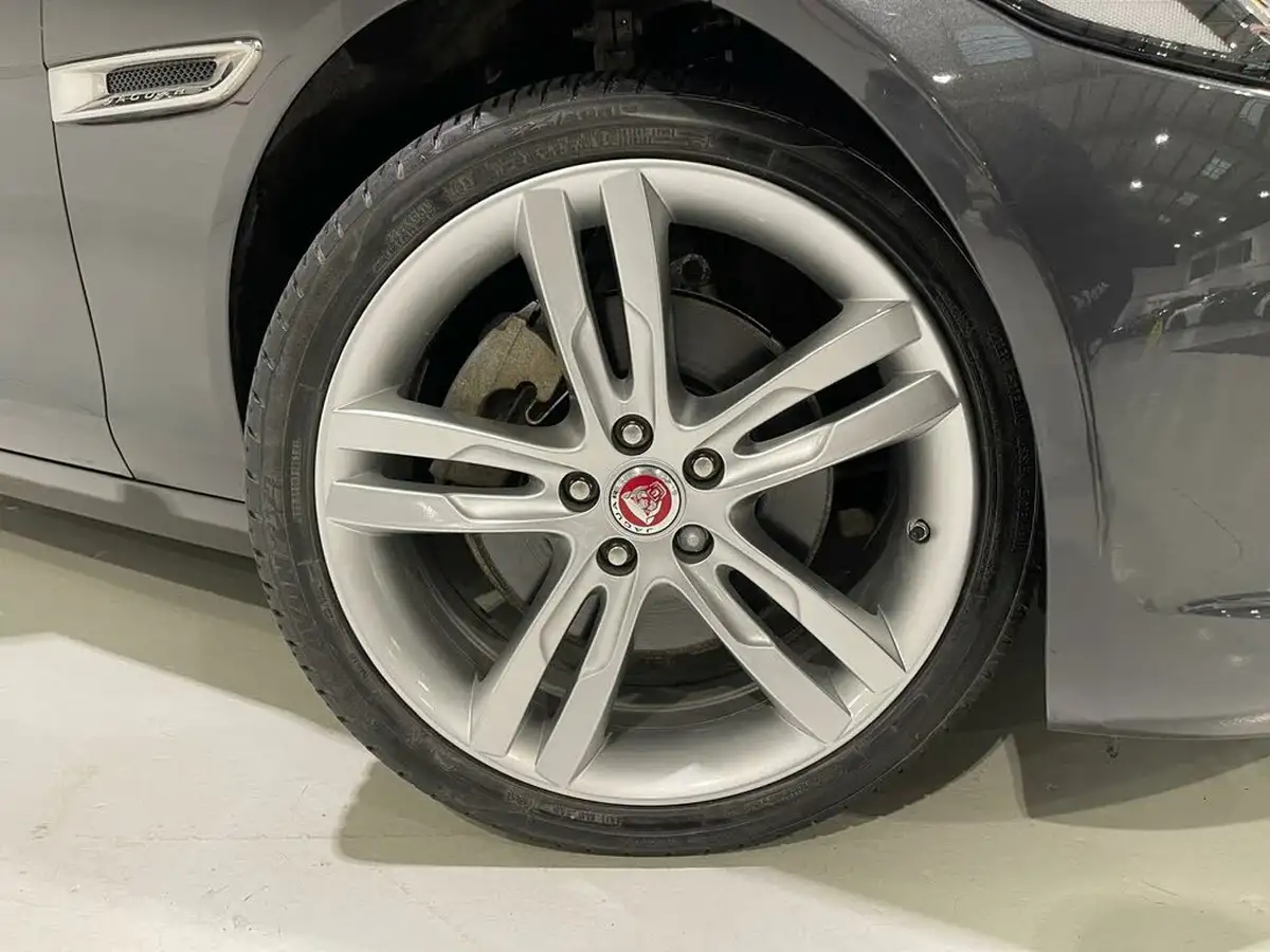 2018-jaguar-xe-20i-portfolio-250ps-1997cc-big-9