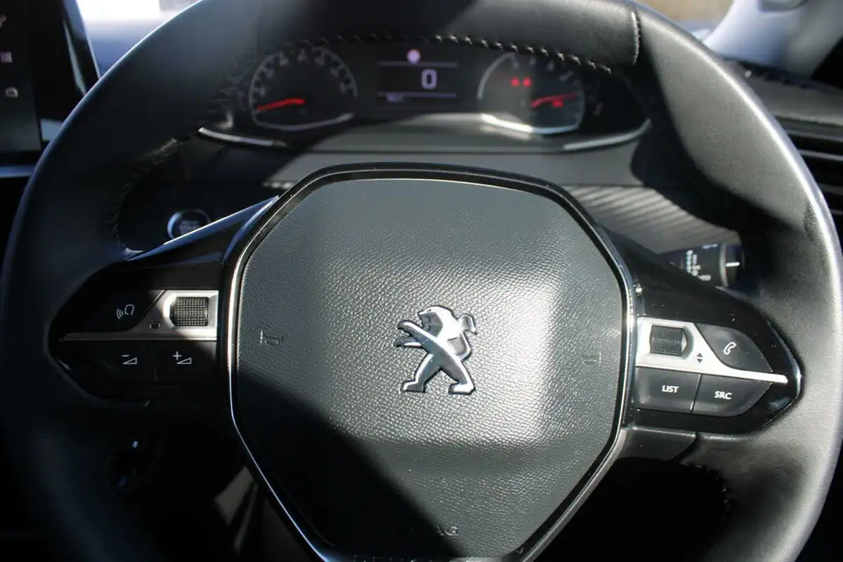 2021-peugeot-2008-suv-12-puretech-active-premium-100bhp-big-19