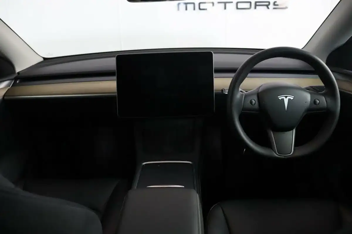 2022-tesla-model-y-e-long-range-big-28