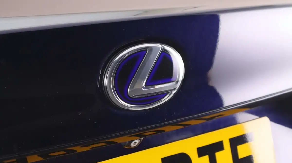 2019-lexus-is-300h-25-is-big-19