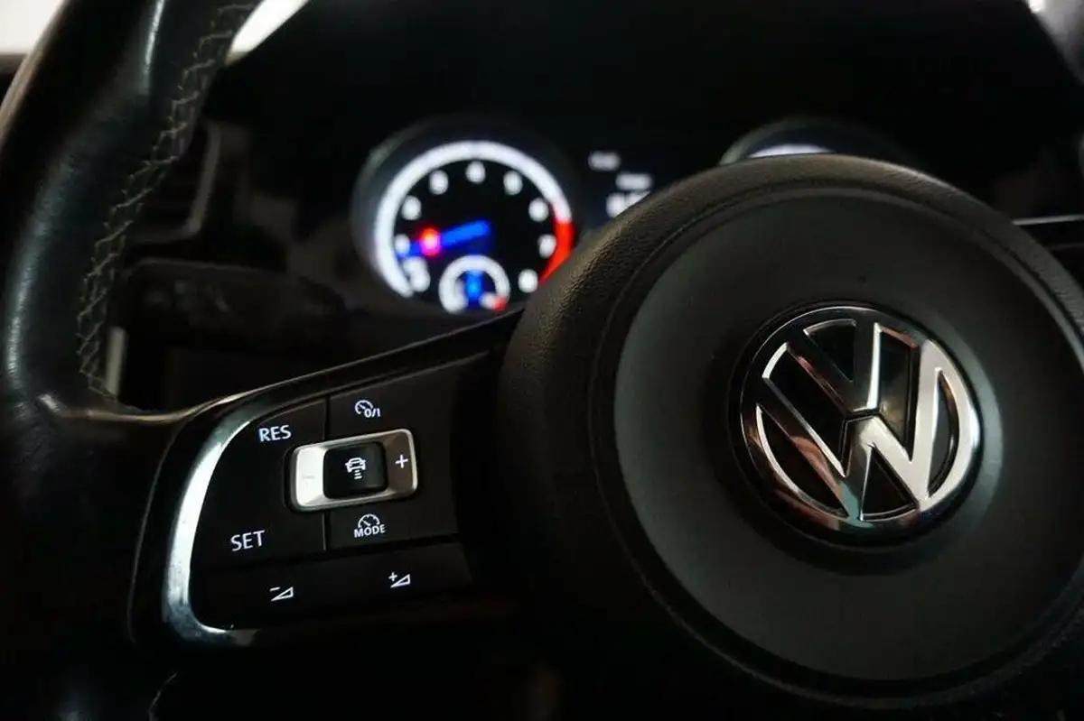 2014-volkswagen-golf-20-tsi-r-5d-big-29