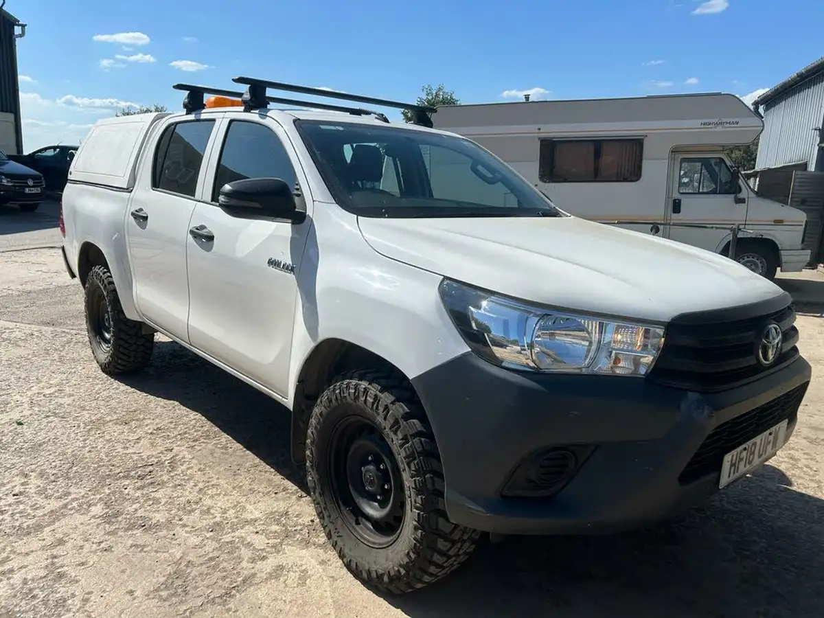 2018-toyota-hi-lux-24d-4d-active-150hpeu6-32t-double-pick-up-big-2