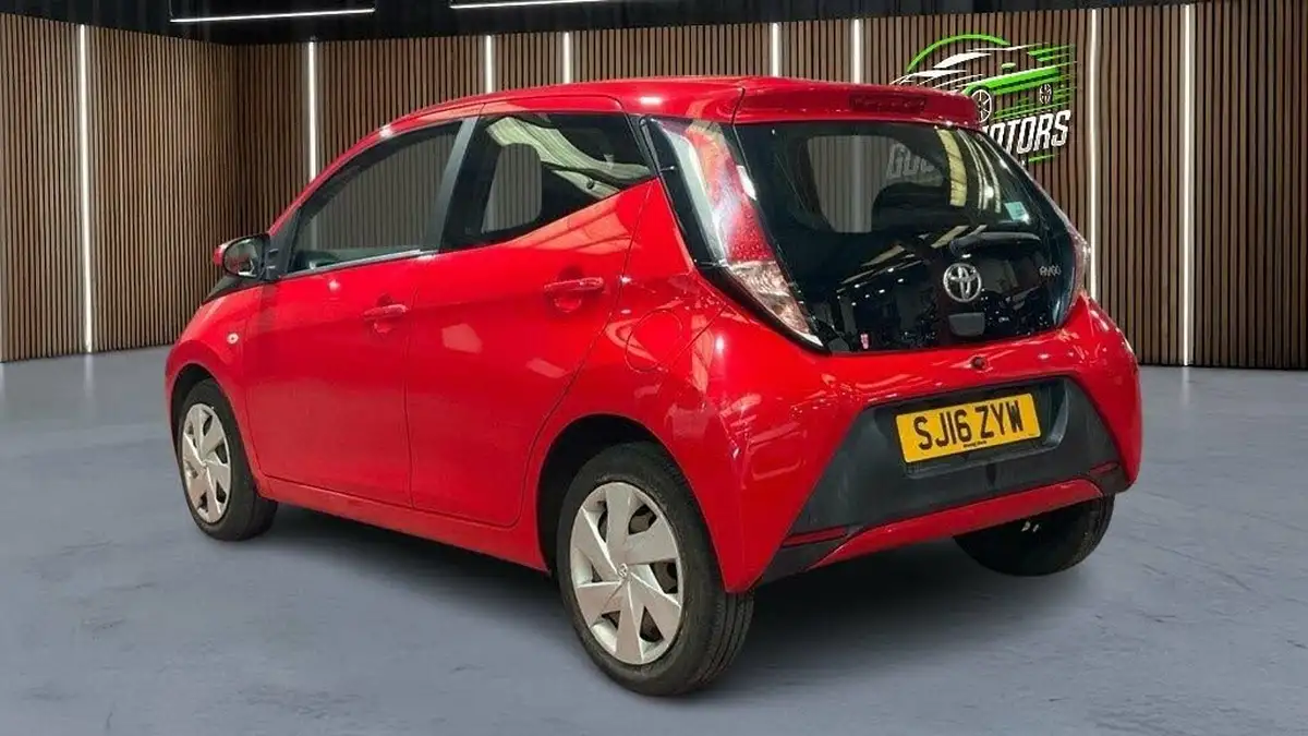 2016-toyota-aygo-10-vvt-i-x-play-68bhp-5d-x-shift-big-2
