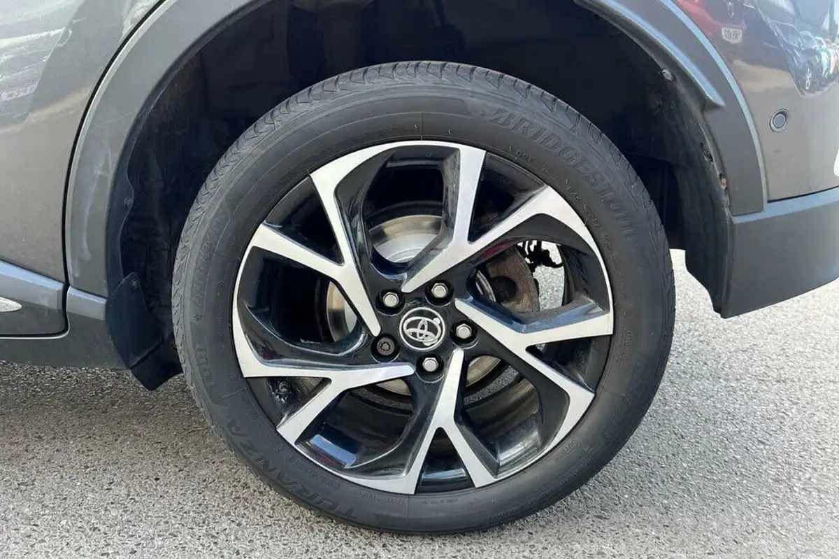 2017-toyota-c-hr-12-dynamic-big-13