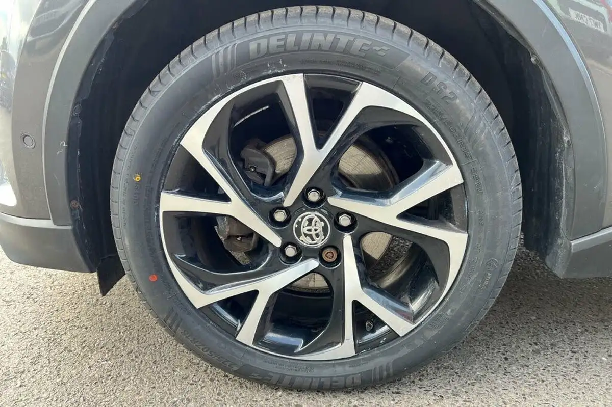2017-toyota-c-hr-12-dynamic-big-37