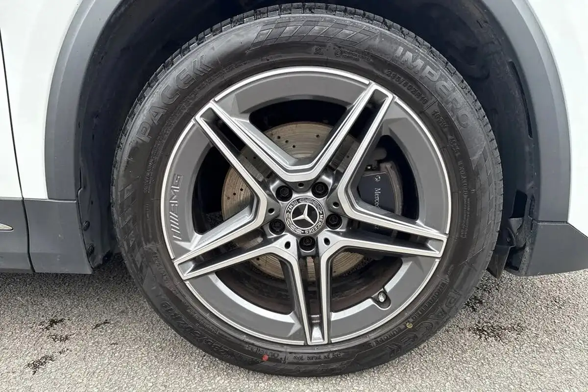 2021-mercedes-benz-gla-class-13-gla-200-amg-line-big-8
