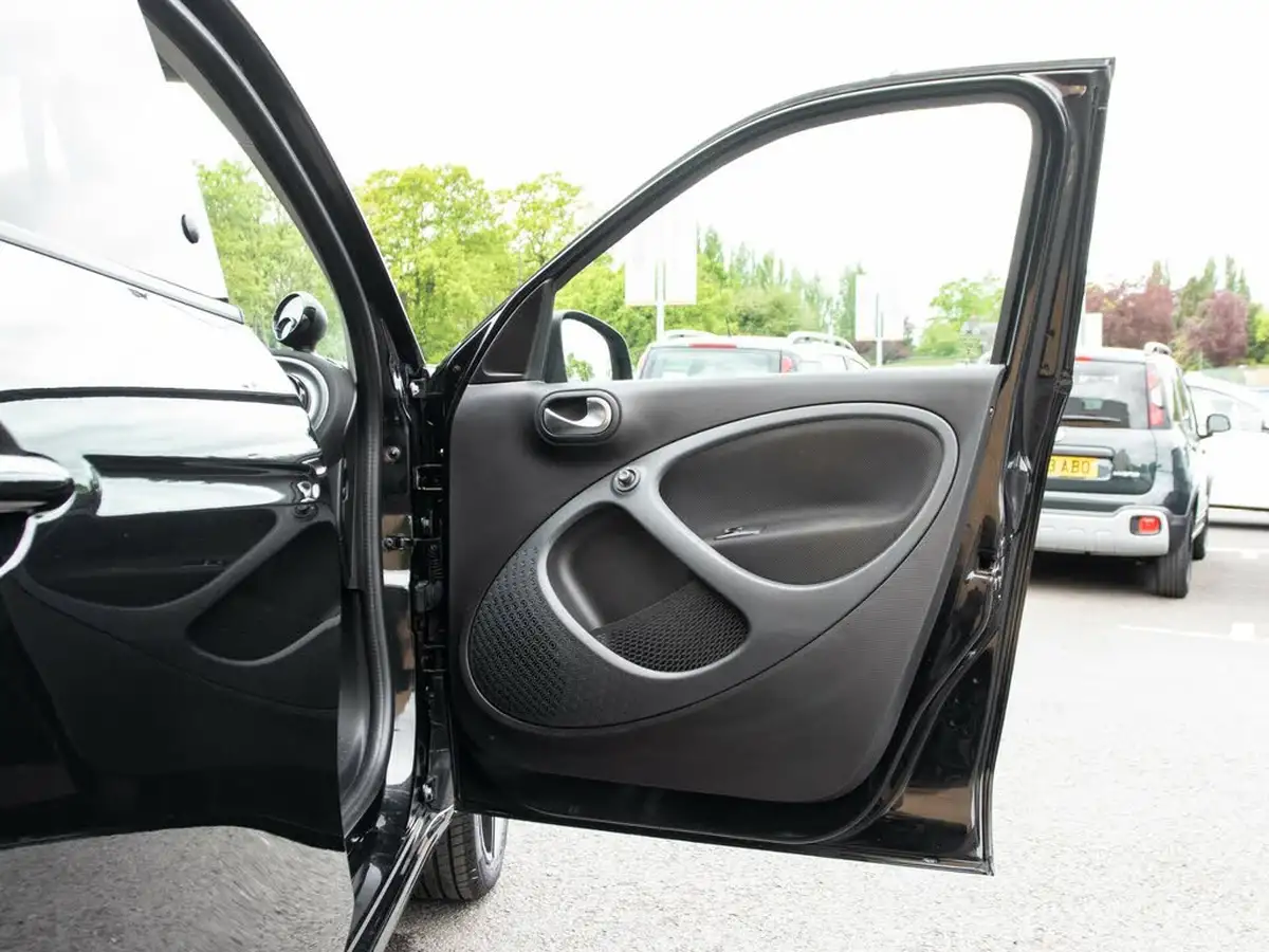 2021-smart-forfour-eq-premium-big-13