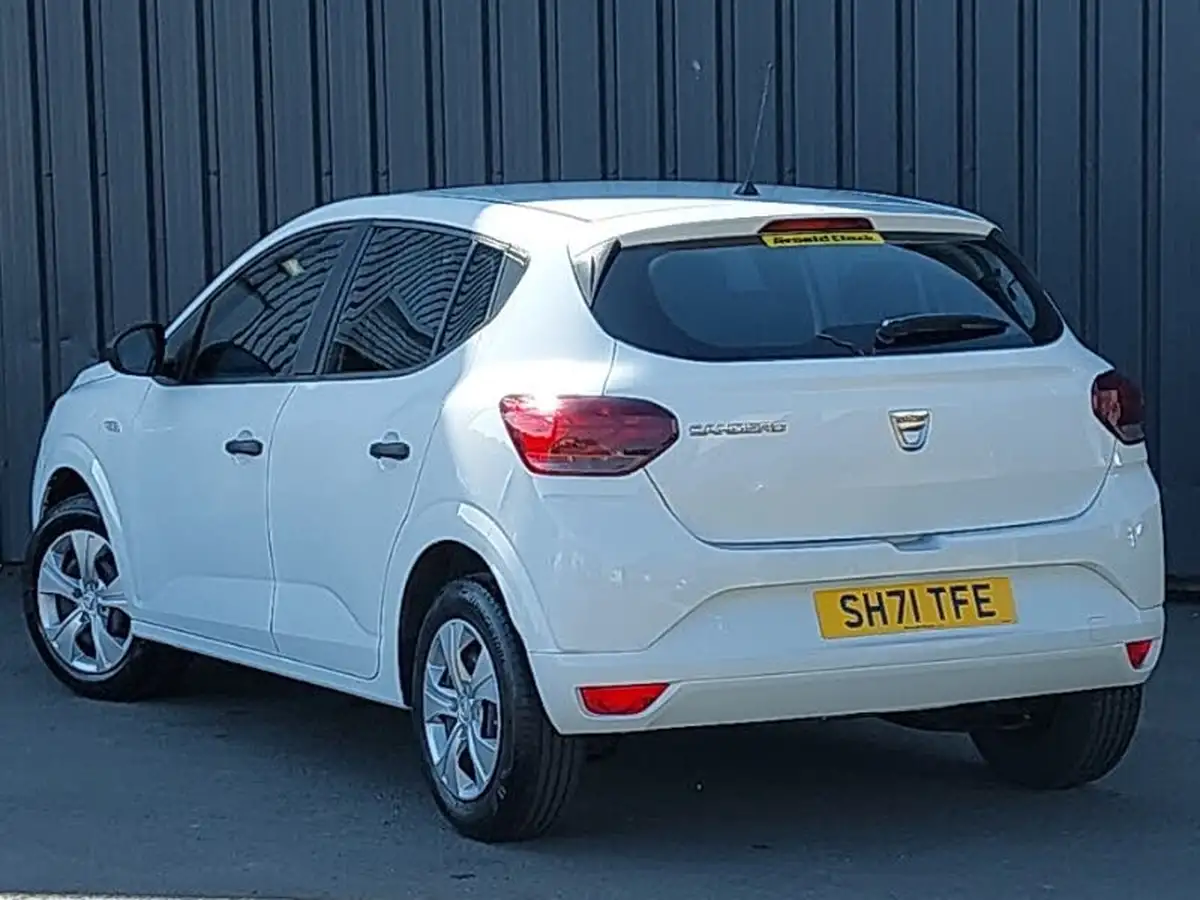 2021-dacia-sandero-10-sce-essential-big-1