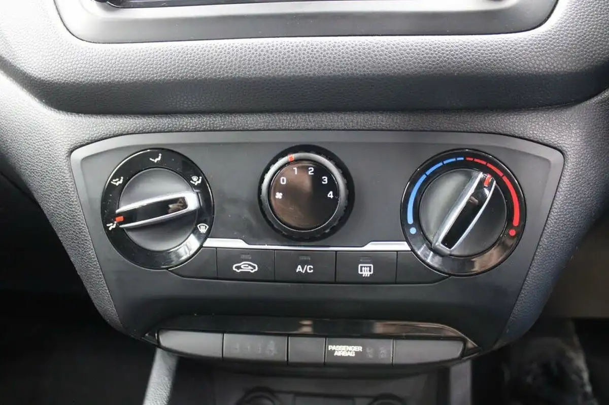 2016-hyundai-i20-10-active-big-19