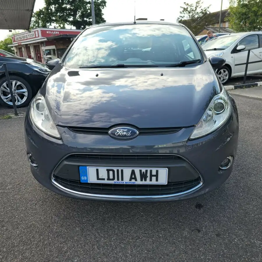 2011-ford-fiesta-14-zetec-3d-big-5
