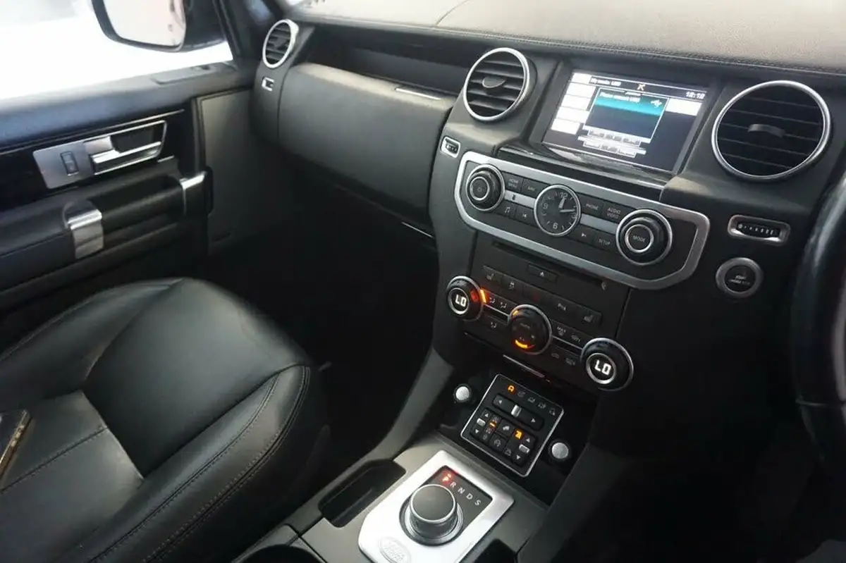 2016-land-rover-discovery-4-30-sd-v6-hse-big-36