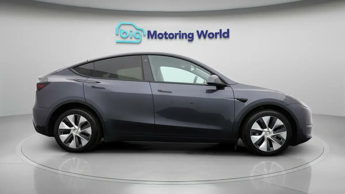 2022-tesla-model-y-e-long-range-big-7