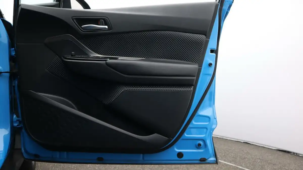 2018-toyota-c-hr-12-dynamic-big-15
