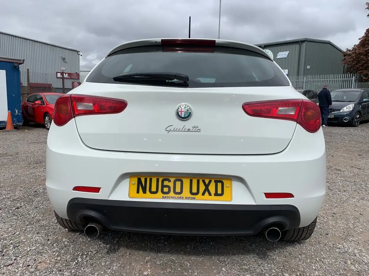 2010-alfa-romeo-giulietta-20td-lusso-big-5