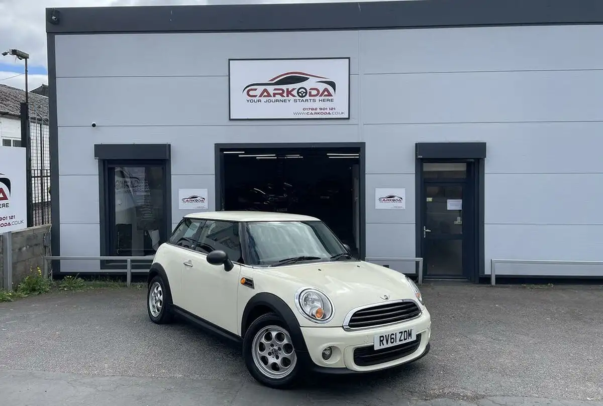 2011-mini-cooper-16-first-big-0