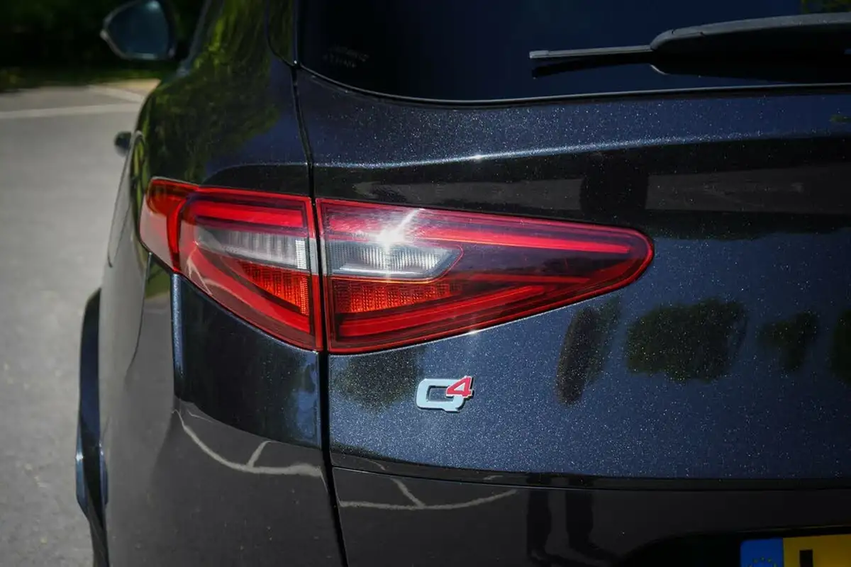 2019-alfa-romeo-stelvio-29-biturbo-quadrifoglio-big-5