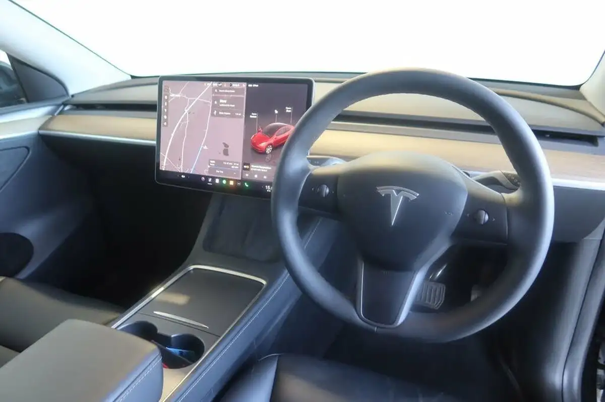 2022-tesla-model-y-e-long-range-big-4