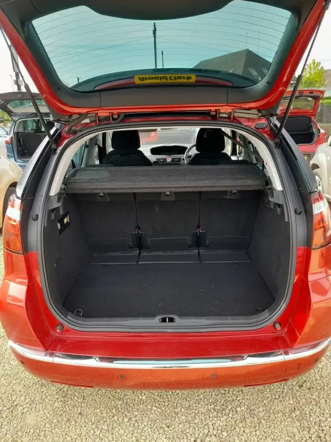 2013-citroen-c4-picasso-16hdi-platinum-big-8