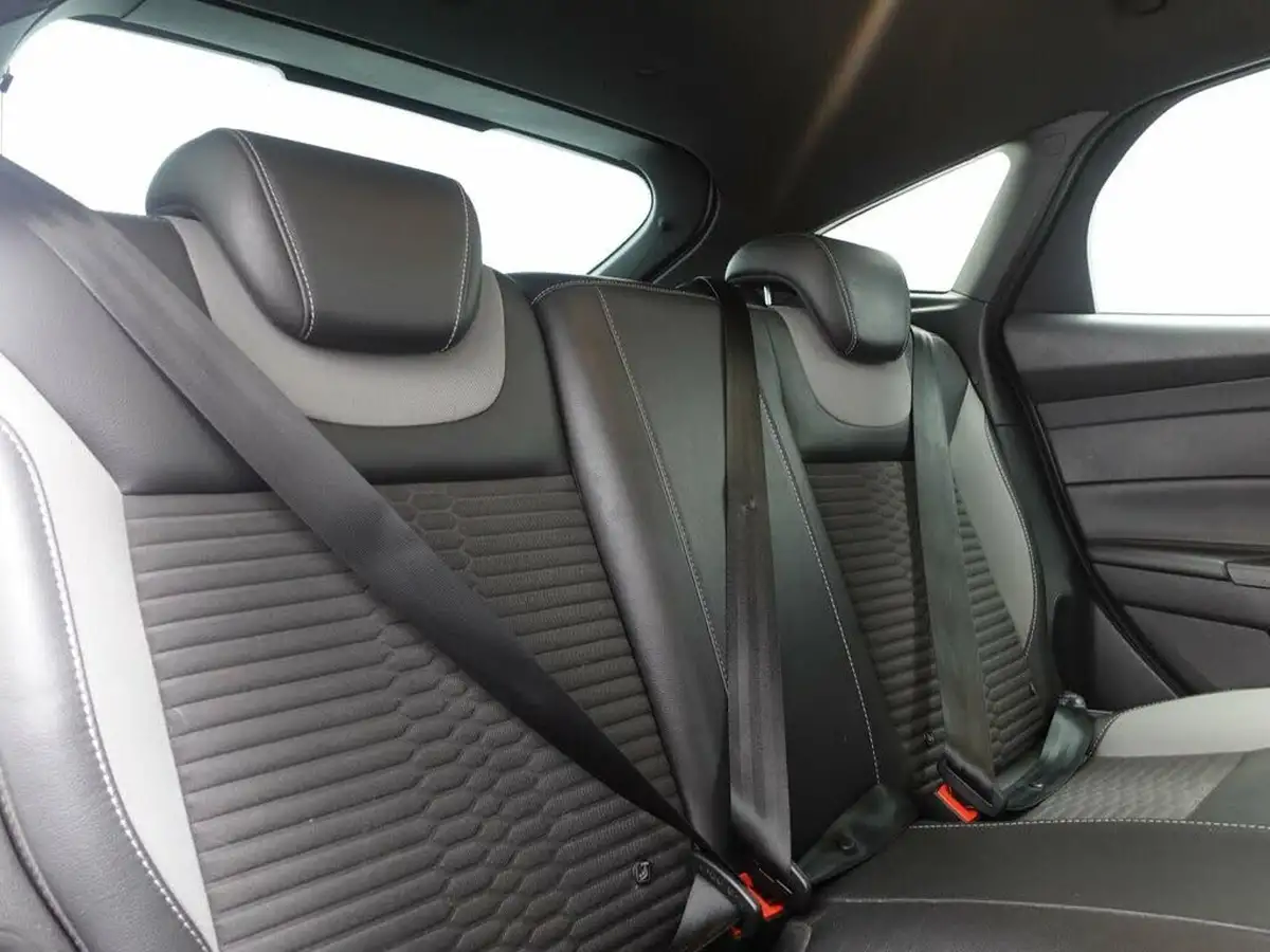 2015-ford-focus-20tdci-st2-hatchback-big-16